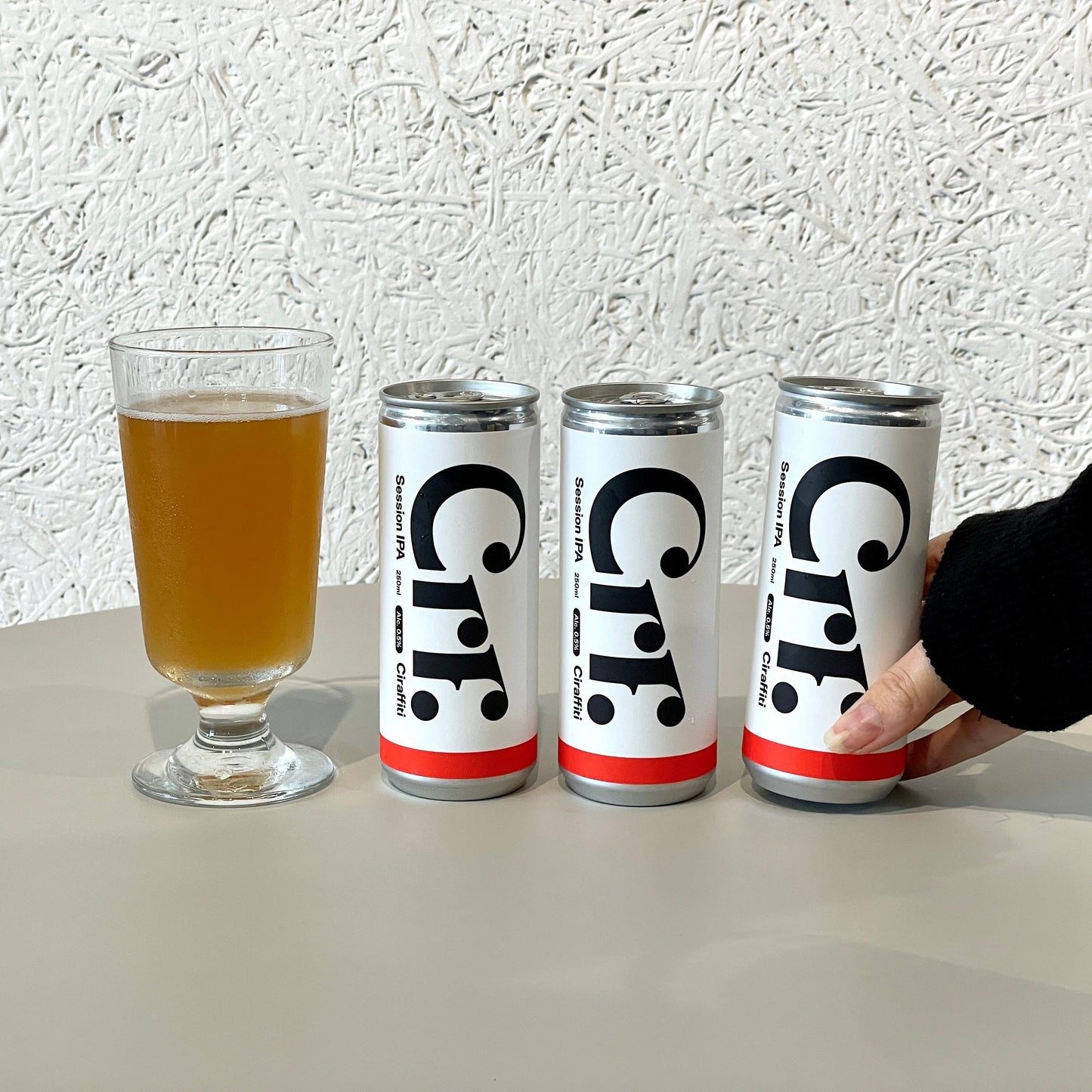 クラフトビールと同じ製法・原材料でつくられたローアルコール・クラフトビール。ローアルコールとは思えない、ホップの苦味、注いだ瞬間に立ち上がる柑橘系の爽やかな香りがクセになる。
かろやかで飲みやすくしっかり感じる香りと苦味が特徴的。