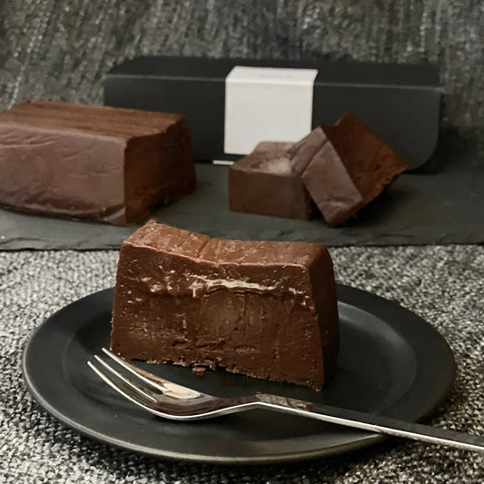 お好みのサイズにカットすることもできるアールグレイテリーヌ、口溶けなめらか