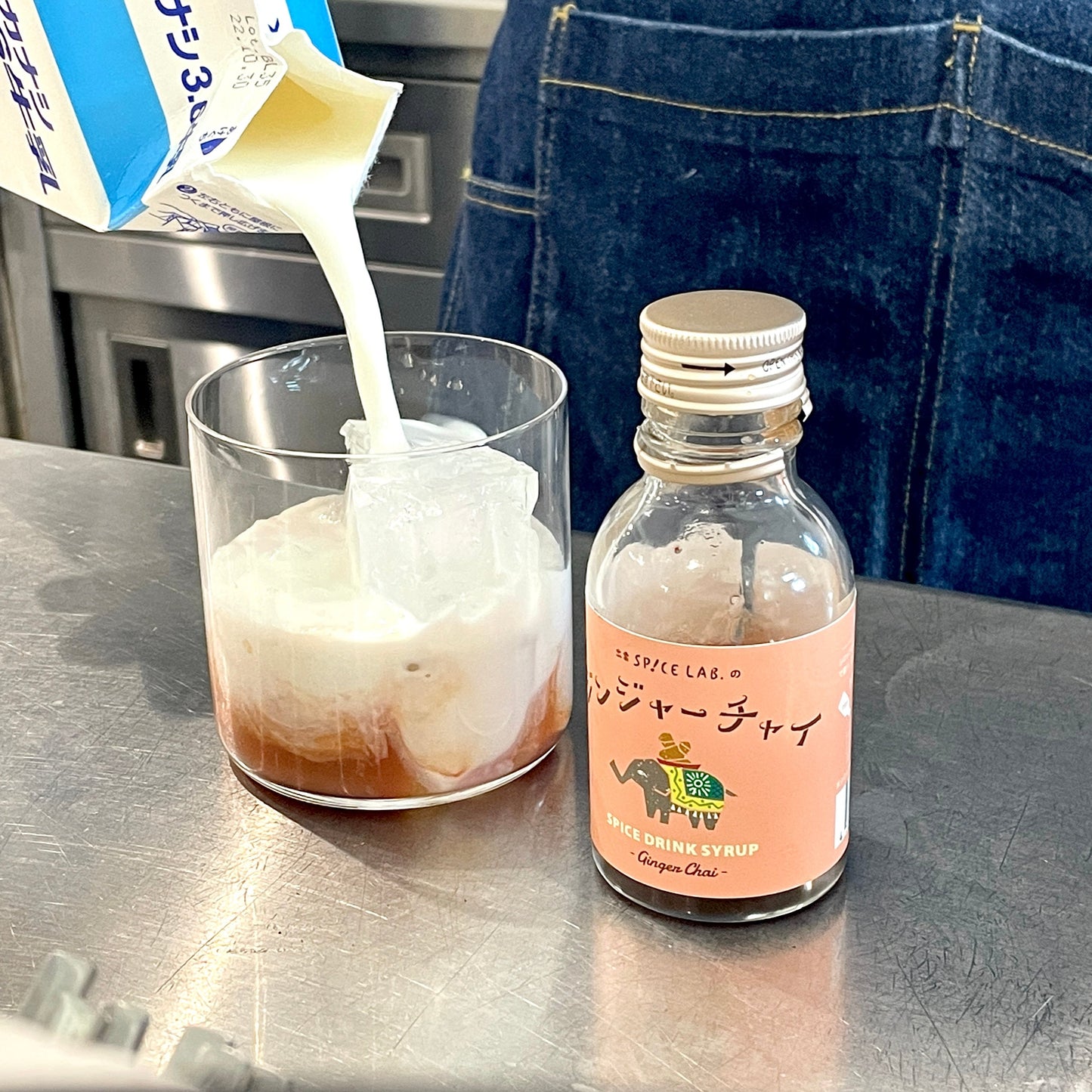 出雲SPICE JAB.の「島根の地チャイ」は、耕作放棄地を活用し自ら育てたスパイスを使用した本格チャイ。芳醇な香りと深みのある味わいが特徴で、ミルクと煮出すことでさらにコクが引き立ちます。