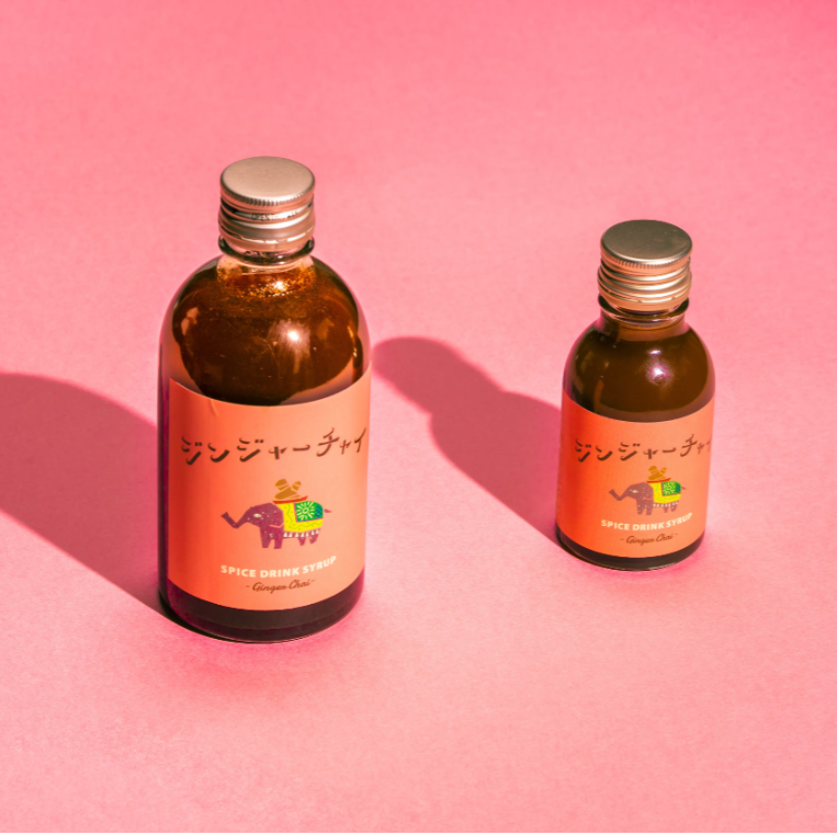 出雲SPICE JAB.の「島根の地チャイ」は、耕作放棄地を活用し自ら育てたスパイスを使用した本格チャイ。芳醇な香りと深みのある味わいが特徴で、ミルクと煮出すことでさらにコクが引き立ちます。