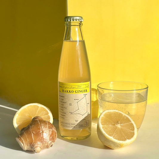 300年以上の歴史を誇るイギリスの伝統的な醸造法を再現。香りや味わいのポテンシャルを最大限に引き出すため、生姜、レモンは乾燥などは一切せず、生原料を使用しています。