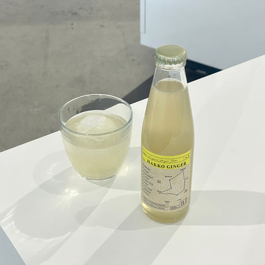 300年以上の歴史を誇るイギリスの伝統的な醸造法を再現。香りや味わいのポテンシャルを最大限に引き出すため、生姜、レモンは乾燥などは一切せず、生原料を使用しています。