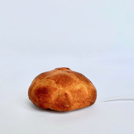 PAMPSHADEのブール(コンセントタイプ)インテリアランプはパン屋さんからロスパン(廃棄パン)を回収して作られた間接照明。パンから滲む温かい光がお部屋を照らします