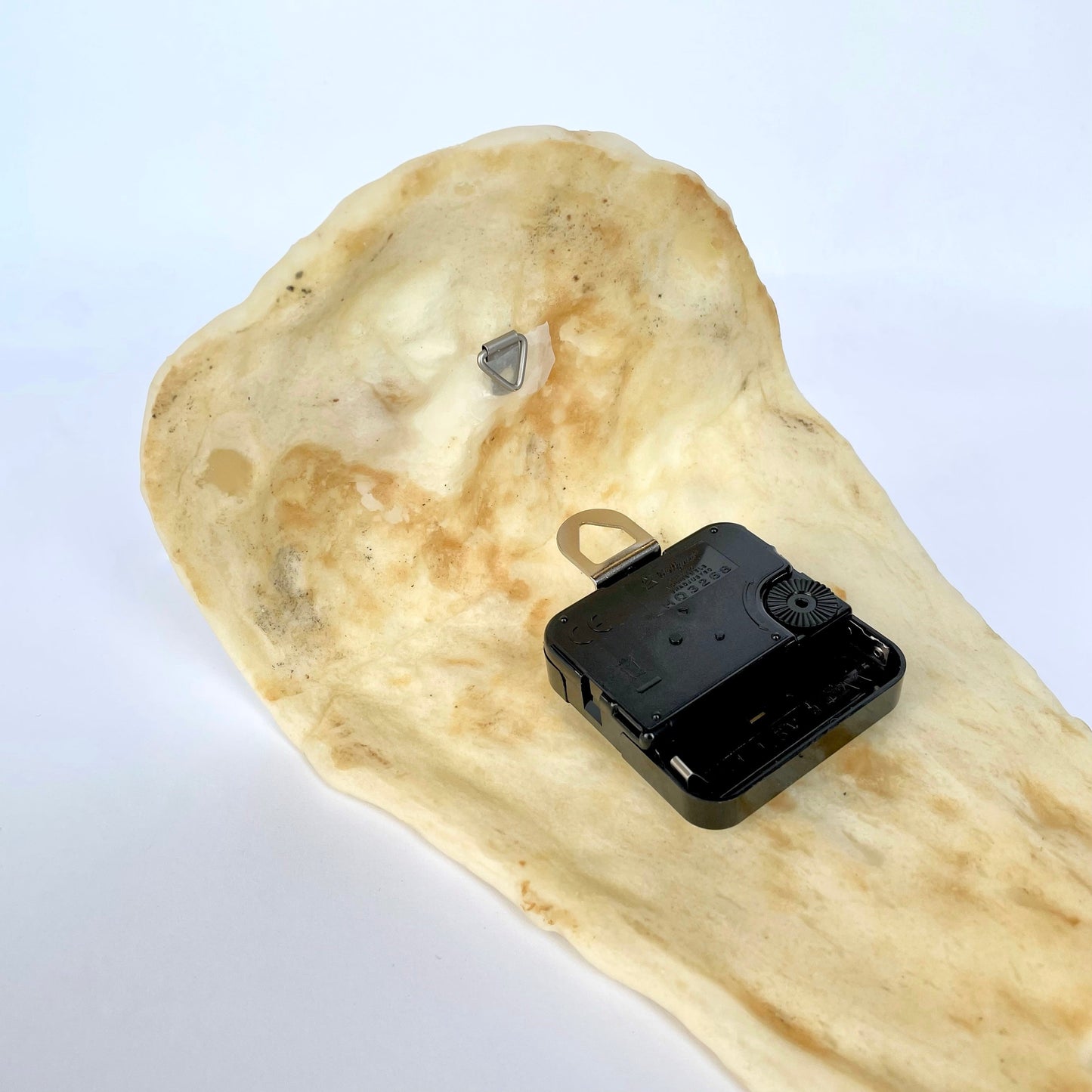 PAMPSHADEの曲がりナン型時計「今、ナン時」は兵庫県尼崎市にあるネパールカレー屋からご提供いただいた本物のナンを使ったインテリア時計