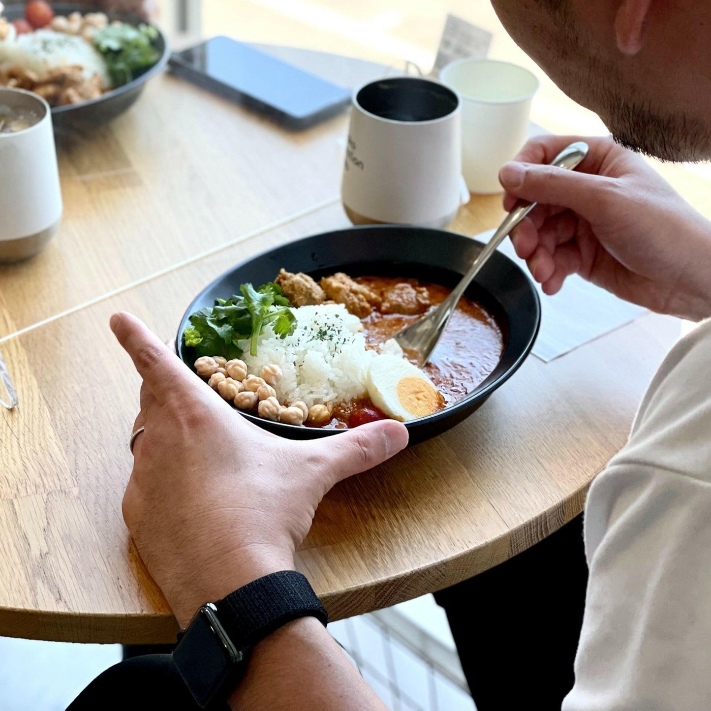 右利き用の方に向けカレー用スプーンとして開発された山崎金属工業のカレー賢人。