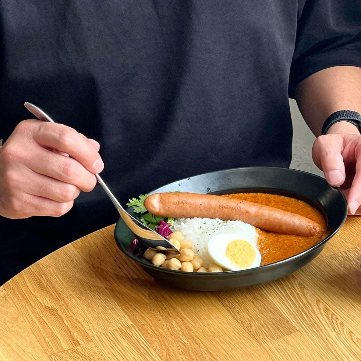 右利き用の方に向けカレー用スプーンとして開発された山崎金属工業のカレー賢人。