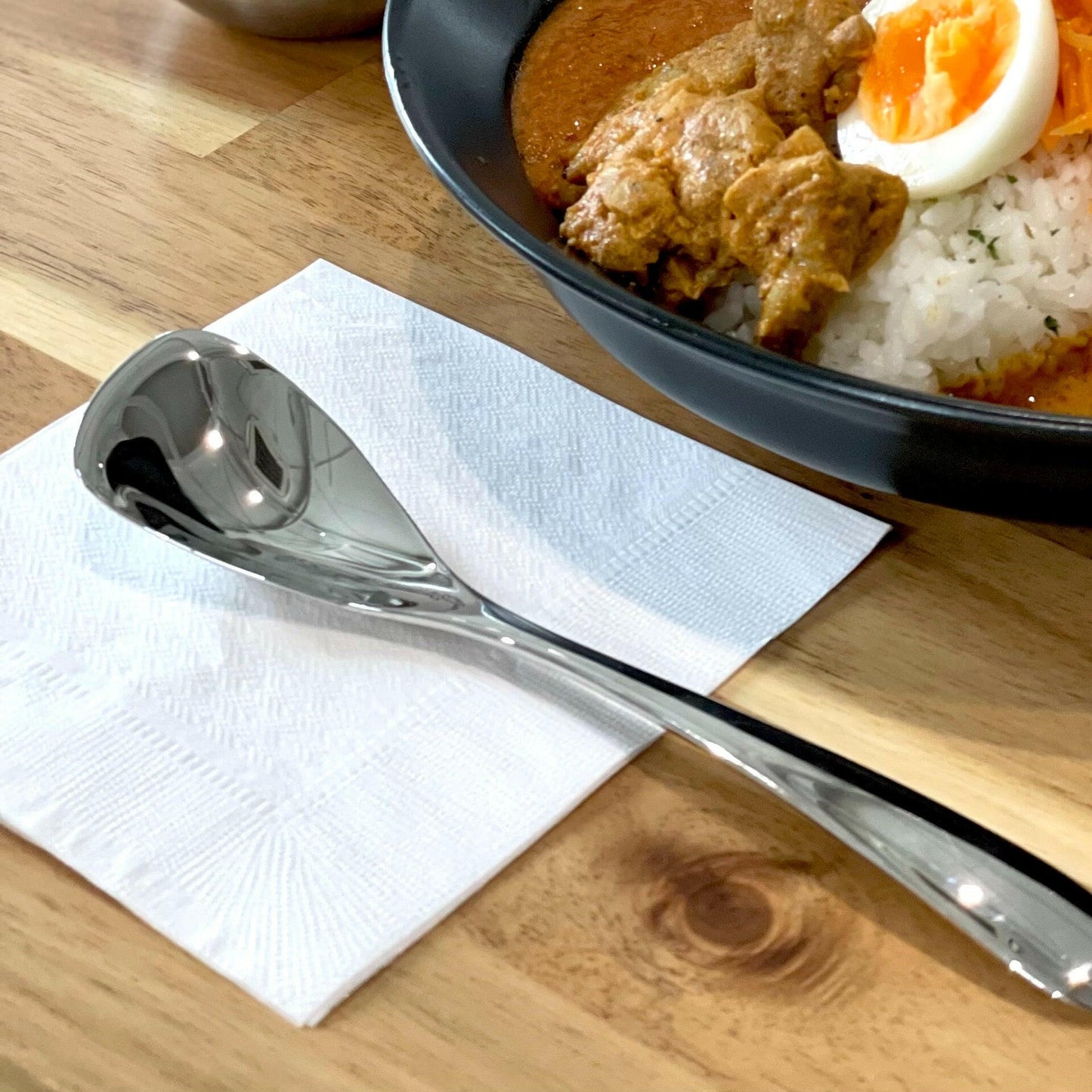 右利き用の方に向けカレー用スプーンとして開発された山崎金属工業のカレー賢人。