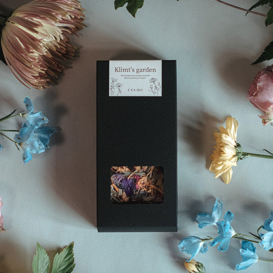 オーストリアの画家であるグスタフ・クリムトが、夏の避暑地で描いた数々の絵画。その美しさにインスパイアされて調合したブレンドティーのパッケージです。
