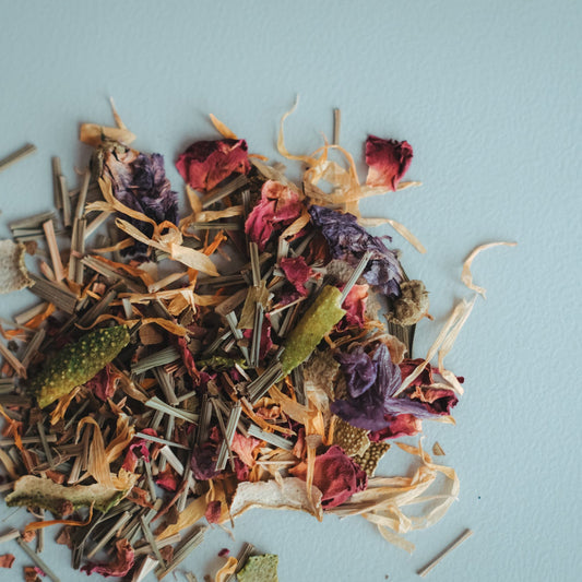 お湯を注ぐとバラやマロウブルー、マリーゴールドなど色とりどりの花が踊り、華やかな香りと見た目をお楽しみいただけます。