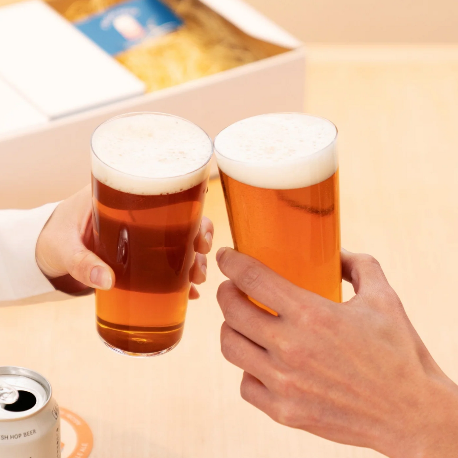 黄金色に輝くASOBIのクラフトビール、きめ細かい泡立ち