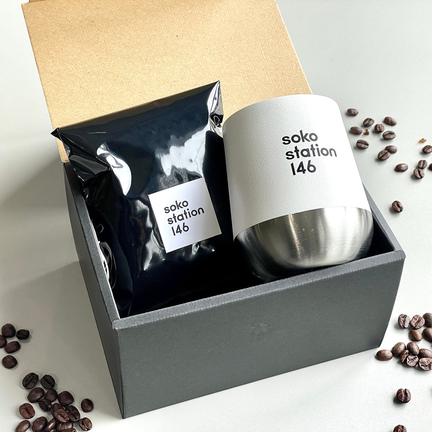 深煎りのコーヒー豆とオリジナルカップ白色のセット