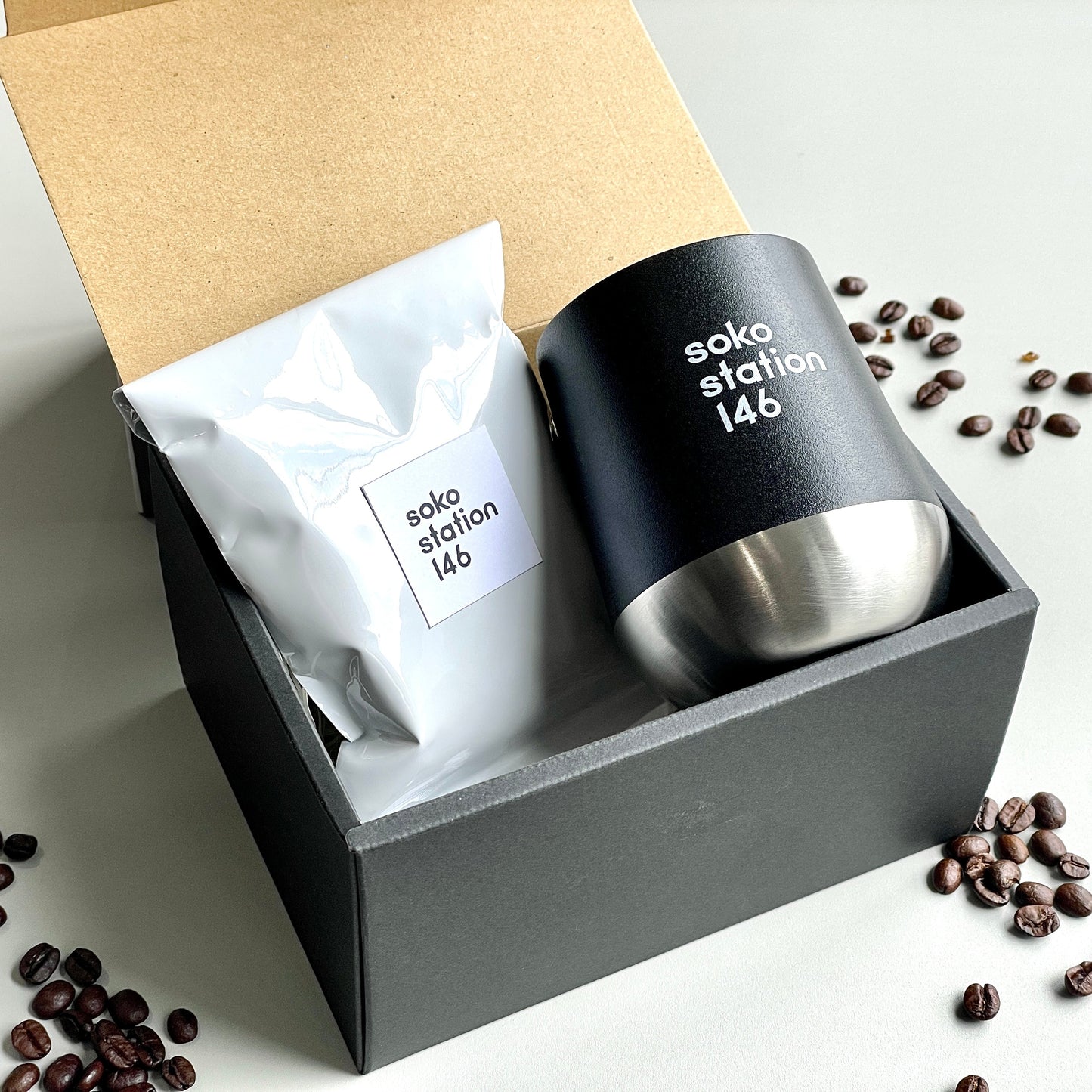 浅煎りのコーヒー豆とオリジナルカップ黒色のセット