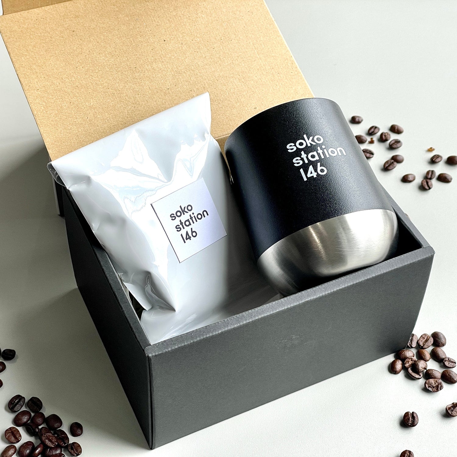 浅煎りのコーヒー豆とオリジナルカップ黒色のセット