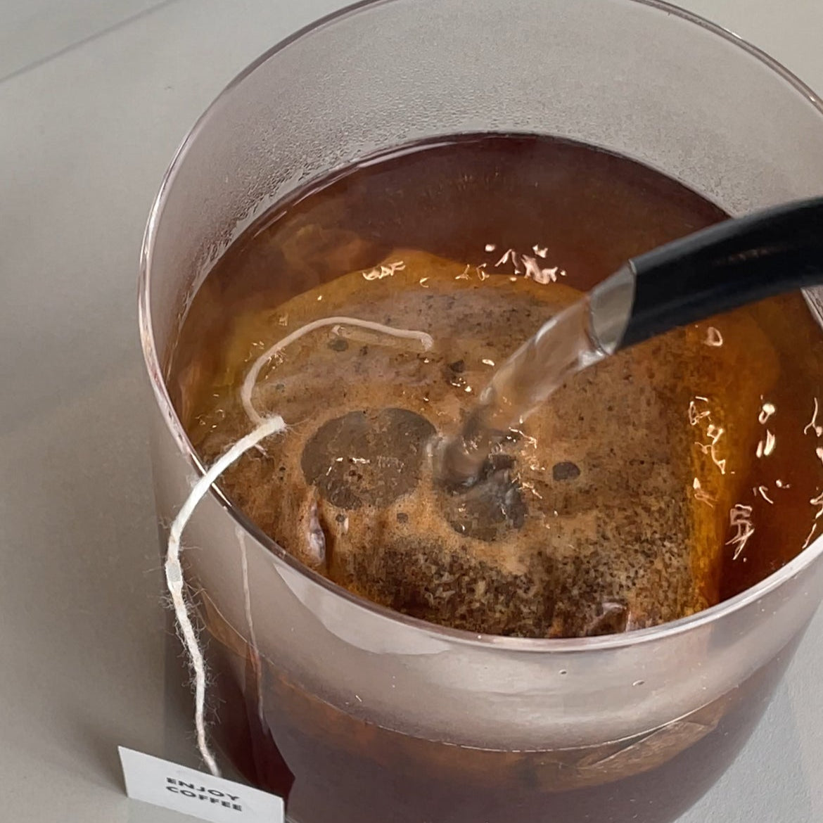 紅茶のようなディップスタイルなのでお湯を入れるだけの手軽においしいコーヒーが出来上がります