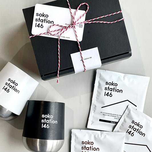 ギフトボックスはオリジナルのステンンレスカップと3種のドリップバッグがセットになっています。