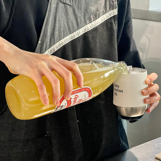 カネシゲ農園のりんごジュースは、減農薬栽培で育てられたりんごを丸ごと搾った100%ストレートジュース。濃厚な甘みと爽やかな酸味が特徴で、自然の美味しさをそのまま楽しめます。砂糖・添加物不使用で安心安全。