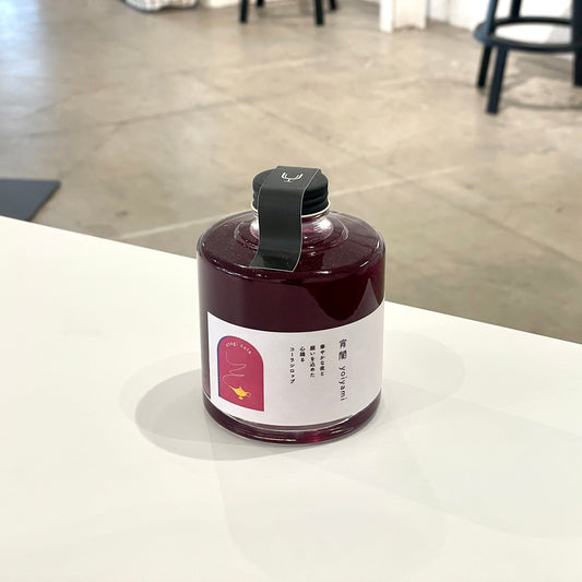 シナモンやカルダモン、ローズマリーのスパイスに、うっとりするようなトンカ豆の香りを重ねて、香水のように調香した紫のクラフトコーラ。