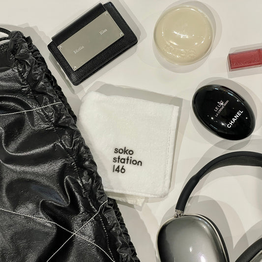 ンパクトに折りたためるオリジナルハンドタオル、持ち運びにも便利