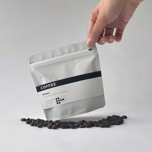 白いミニマルなパッケージに入ったsoko station 146のコーヒー豆。コーヒーの国際資格をもつバリスタが厳選した浅煎りの豆(Light Roast)