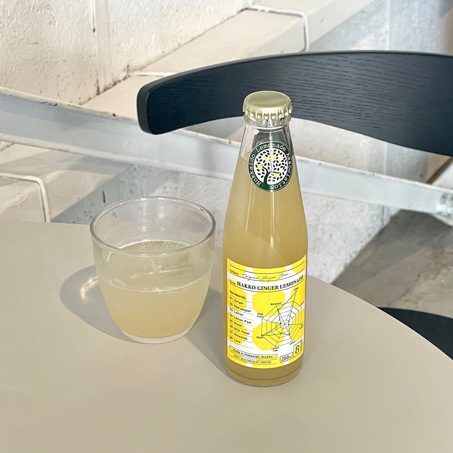 透明なボトルに入ったhakko ginger lemonade。発酵ジンジャーとレモンを使用したナチュラルなドリンクで、シンプルでおしゃれなラベルデザインが特徴。爽やかでヘルシーな印象の発酵飲料。