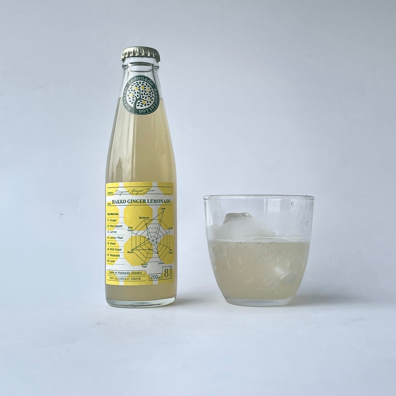 透明なボトルに入ったhakko ginger lemonade。発酵ジンジャーとレモンを使用したナチュラルなドリンクで、シンプルでおしゃれなラベルデザインが特徴。爽やかでヘルシーな印象の発酵飲料。