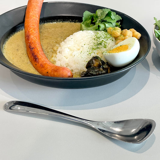 左利き用の方へ向けカレー用スプーンとして開発された山崎金属工業のカレー賢人。